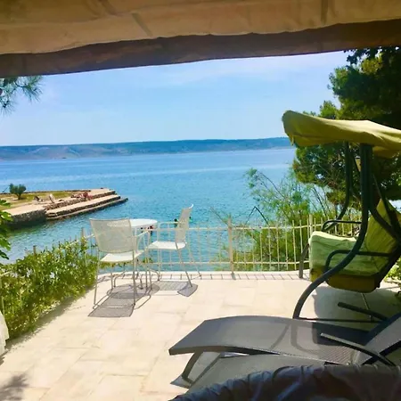 House - 2m From - Three Bedroom House *