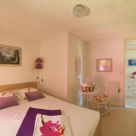 Hébergement de vacances House - 2m From - Three Bedroom House *