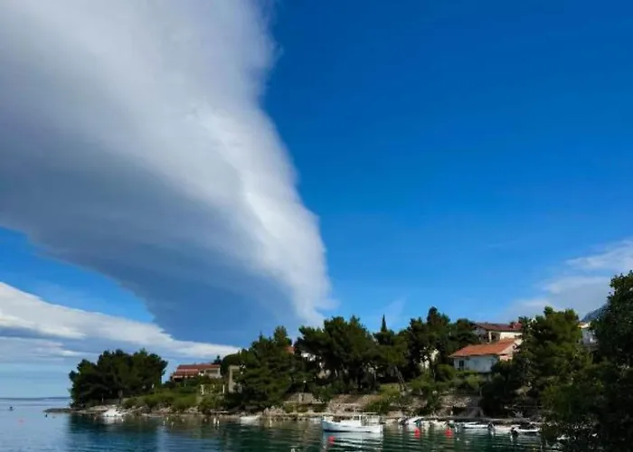 House - 2m From - Three Bedroom House Дом отдыха Стариград-Пакленица